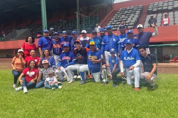 Hiperplaza despachó en dos juegos a CMAS y es el nuevo monarca en la Liga Xalapeña de Beisbol