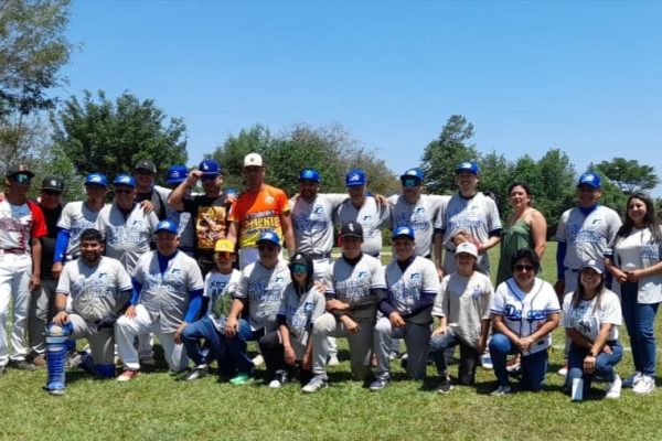 Con estupenda labor monticular de “Cheo” Uscanga, Delfines toma ventaja en la final de la Liga Xalapeña