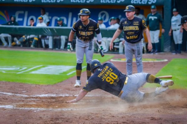Leones viene de atrás, vence a Pericos y se mantiene con vida
